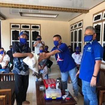 Reses, Yozi Rizal Sosialisasikan Perda Rembug Desa dan Bagikan Sembako