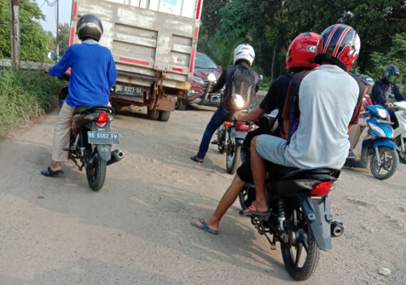Jalan Desa Margototo Lampung Timur Makin Rusak Parah