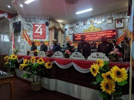 Pimpinan DPRD Lampung Utara dan Plt Bupati Budi Utomo dalam sidang paripurna Hut Lampung Utara.