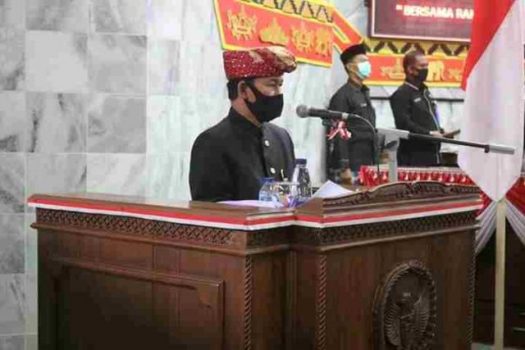 Plt Bupati Lampung Utara, Budi Utomo memberikan sambutan dalam sidang paripurna HUT Lampung Utara