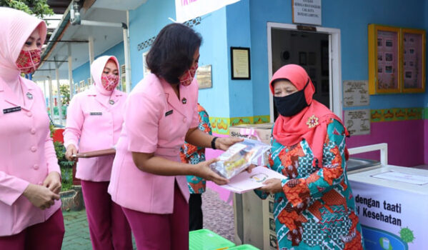 Peringati Hari Bhayangkara, Polresta Bandarlampung Bagikan Seribu Paket Sembako