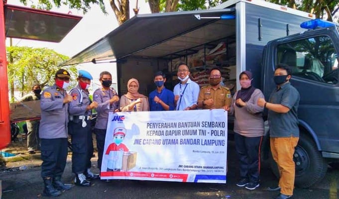 Covid-19, JNE Bandarlampung Bantu Dapur Lapangan TNI-Polri dan Pemkot