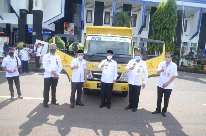 Pemkab Lampung Utara Terima CSR ‘Dump Truck’ dari Bank Lampung