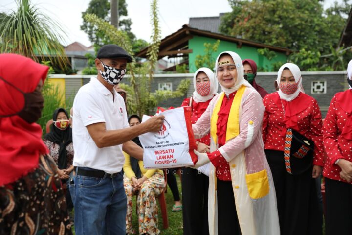 Covid-19, Yayasan Jantung Indonesia Cabang Lampung Salurkan Sembako untuk Korban PHK