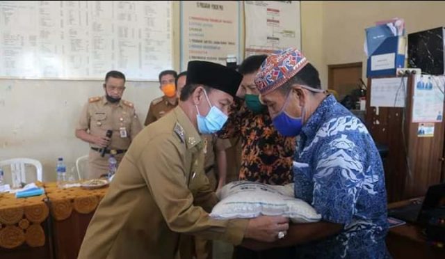 Dampak Covid-19, Plt Bupati Lampung Utara Serahkan Bantuan Beras untuk 12.631 Warga