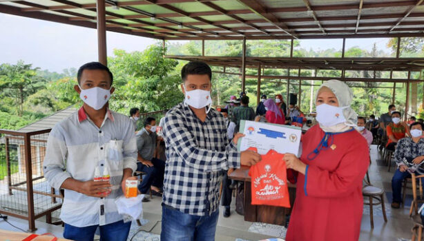 Covid-19, Dwita Ria Gunadi Serahkan Bantuan Kemenpora untuk Pemuda Lampung