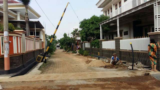 PDAM Way Rilau Cuma “Omdo”, Warga Perum Jayapura Indah Perbaiki Bekas Galian Secara Mandiri