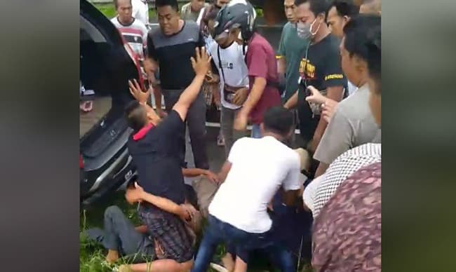 Rampas Kalung Nenek 90 Tahun, Dua Jambret Bonyok Dihajar Massa di Jalinsum Kotadalam