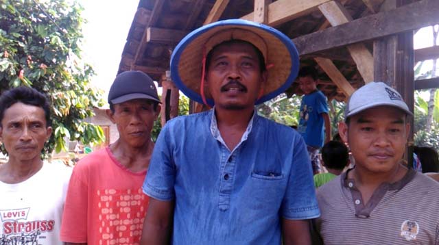 Kepala dusun (Kadus) Umbul Keong 2, Desa Sidomulyo, Kecamatan Sidomulyo Lampung Selatan, Sugeng Prasetyo (memakai caping) bersama Ketua RT dan warga saat berikan keterangan terkait pengolahan sampah.