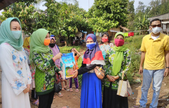 Muslimat NU Lampung Bagikan Beras kepada Warga Kelurahan Bakung