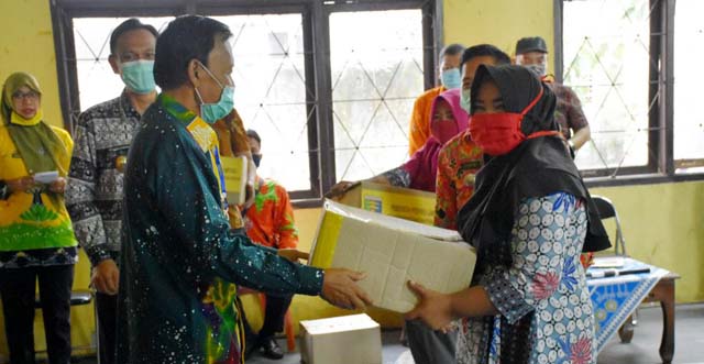 Kurangi Dampak Covid-19, 1.750 Paket Sembako pada OPM di Metro