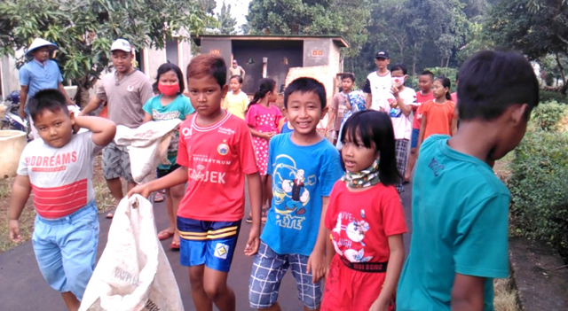 Cara Unik Kepala Dusun di Sidomulyo Ajak Anak-anak Peduli Sampah