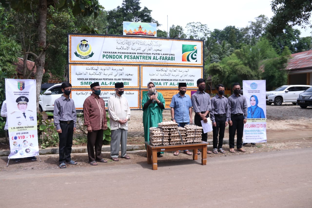 Ketua TP PKK Lampung Bagikan Telur untuk Ponpes di Pringsewu dan Pesawaran