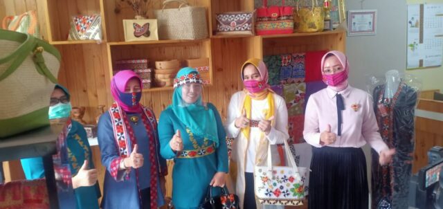 Ketua Dekranasda Lampung Memotivasi Para Perajin Lampung Barat