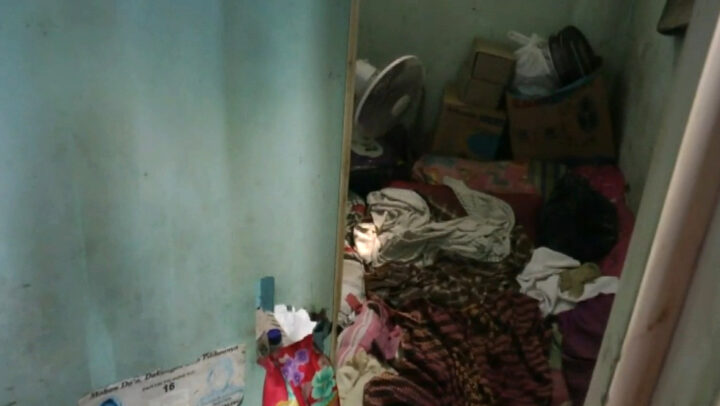 Di ruangan berukuran 1x2 meter bekas kamar mandi dan toilit yang dijadikan tempat untuk tidur nenek Sukinten (75), warga Desa Hajimena, Kecamatan Natar, Lampung Selatan.