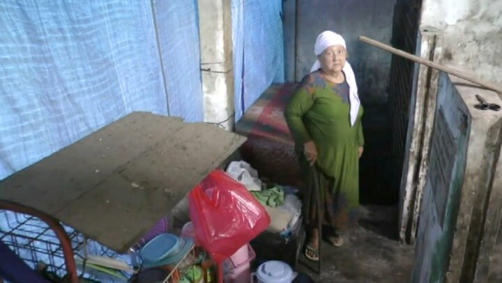 Mbah Sukinten terpaksa harus tinggal di bekas toilet di Desa Hajimena, Natar, Lampung Selatan.