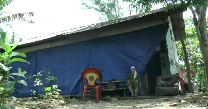 Nenek Sukinten (75), tinggal dan hidup sendiri dibangunan bekas kamar mandi dan toilet umum di Desa Hajimena, Kecamatan Natar, Lampung Selatan.