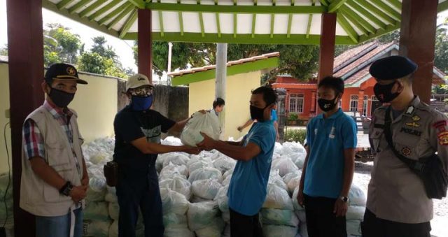 Tim Yori Rizal Salurkan Seribu Paket Sembako untuk Warga 12 Kampung di Waykanan