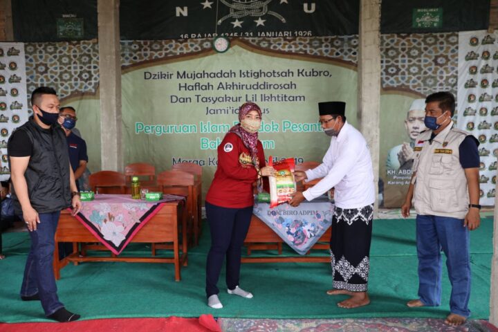Wagub Nunik dan Komunitas Suzuki Katana Jimny Indonesia Bakti Bosial di Pondok Pesantren Bahrul Ulum Jati Agung