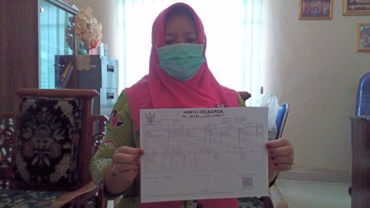 Sekretaris Disadmindukcapil Lampung Utara, Tien Rostina Pra menunjukan salah satu contoh dokumen yang telah dicetak menggunakan HVS 80 gram dengan ukuran A4