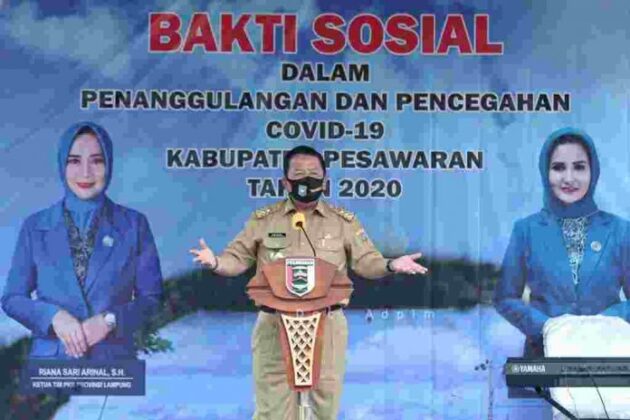 Gubernur Lampung Serahkan Bantuan untuk Warga Terdampak Covid-19 di Pesawaran