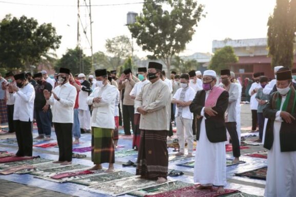 Usai Shalat Ied, Gubernur Lampung Serahkan Dua Sapi Kurban