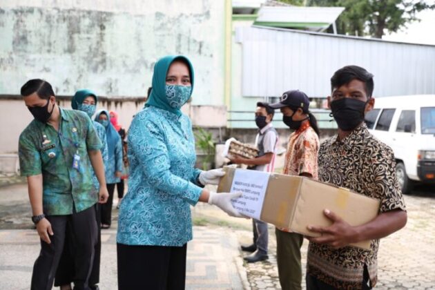 Covid-19, PKK Lampung Serahkan Bantuan Telur dan Masker