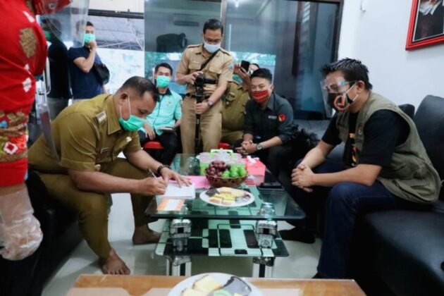 Coklit Pilkada 2020, Petugas KPU Sambangi Kediaman Bupati Lamsel