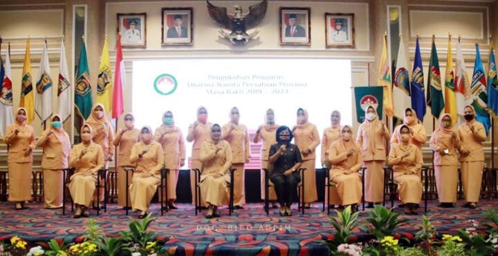 Ny. Erni Gunarti Tjahjo Kumolo Lantik Pengurus Dharma Wanita Provinsi Lampung