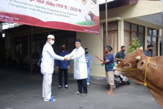 Polresta Bandarlampung Potong Lima Sapi dan Tiga Kambing