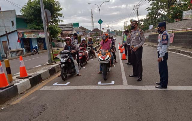 Sat Lantas Polres Tanggamus Buat Marka RHK di Simpang Empat Kota Agung