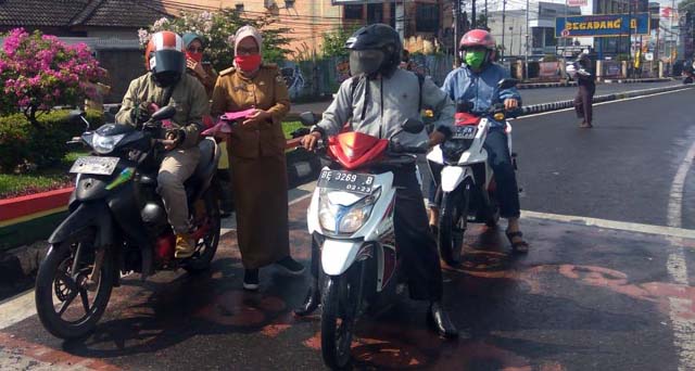 Hari Koperasi, Dinas Koperasi Bandarlampung Bagikan Masker