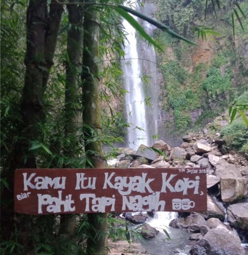 Mahasiswa KKN UIN Suka Pasang Spot Foto di Wisata Air Terjun Lembah Pelangi