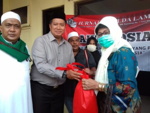 Jurnalis dan Polda Lampung Serahkan Bantuan kepada Para Janda Wartawan