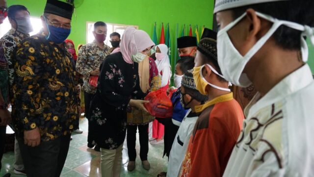 TP PKK Lamsel Serahkan Bantuan Nutrisi Tambahan untuk Anak-anak Kalianda