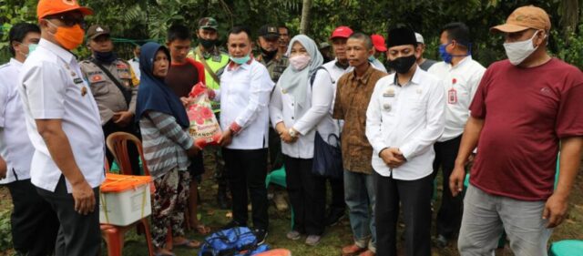 Bupati Lamsel Bantu Pemilik Rumah Roboh di Sidomulyo