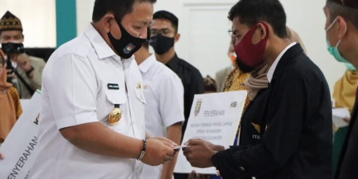Gubernur Lampung Serahkan Beasiswa Kepada 100 Anak Petani