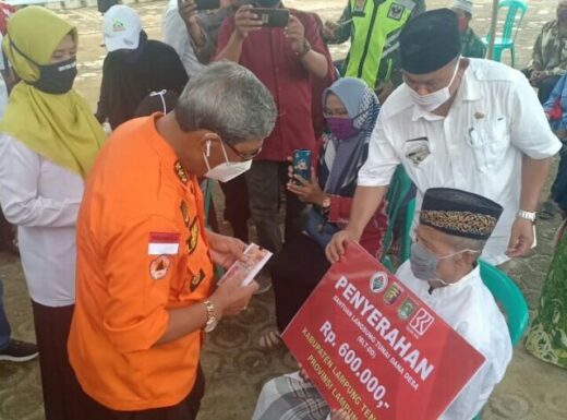 Bupati Loekman Djoyosumarto Serahkan BLT di Kecamatan Punggur