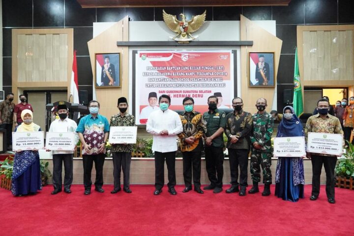 Dampak Covid-19, Gubernur Sumsel Serahkan Bantuan untuk 18.082 Mahasiswa dan 328 Ponpes