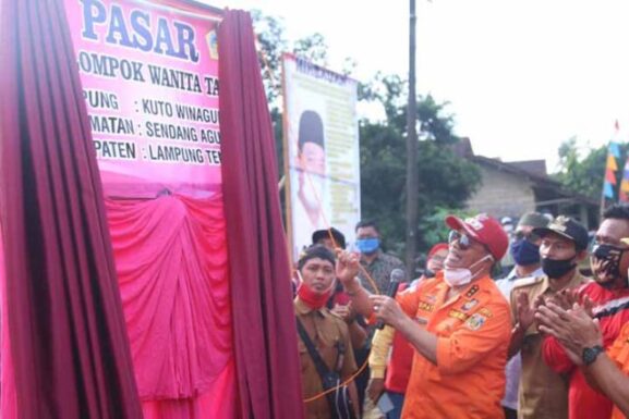 Bupati Lamteng Resmikan Pasar KWT Kutowinangun