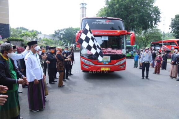 Wagub Chusnunia Lepas 1.150 Santri dan Santriwati Menuju Pondok Pesantren Lirboyo