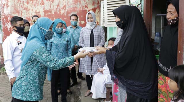 TP PKK Lampung Bagikan Masker di Bandarlampung