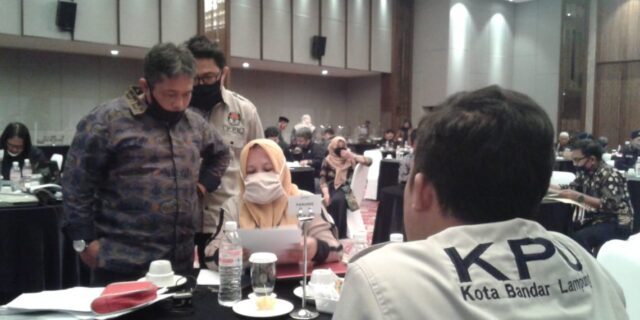 Pleno KPU Bandarlampung Ricuh, Syarat Dukungan Ike-Zam Kurang