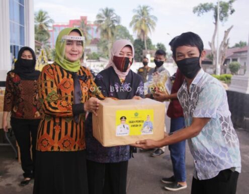 Riana Sari Arinal Bagikan Sembako kepada Korban Napza