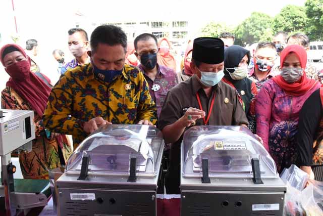 Walikota Herman HN Bagikan Mesin Kemasan untuk IKM dan UMKM