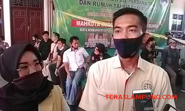 Indra Sukma, kuasa hukum tersangka dari Lembaga Bantuan Hukum (LBH) saat ditemui di Masjid Falahuddin usai dilakukan gelar rekonstruksi kasus penusukan terhadap korban Syekh Ali Jaber, Kamis (17/9/2020). 