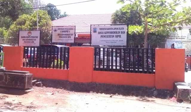 Kantor Dinas Kependudukan dan Catatan Sipil Lampung Selatan. Foto: Teraslampung.com/Zainal Asikin