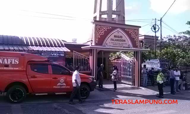 Masjid Falahuddin di Jalan Tamin, Kelurahan Sukajawa, Kecamatan Tanjungkarang Barat, Kota Bandarlampung. Di masjid ini Syekh Ali Jaber ditusuk seorang pemuda yang tinggalnya hanya ratusan meter dari lokasi pada Minggu petang (17/9/2020). Foto: Teraslampung.com/Zainal Asikin