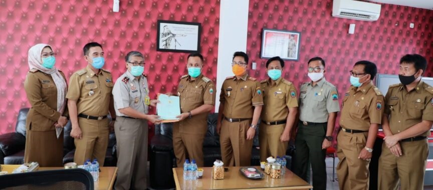 Bupati Lamsel Terima 30 Surat Sertifikat Tanah dari BPN