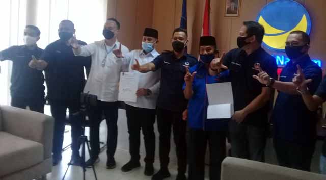 Nasdem Serahkan Form B.1 KWK untuk Nanang-Pandu dan Agus-Zulkhoni